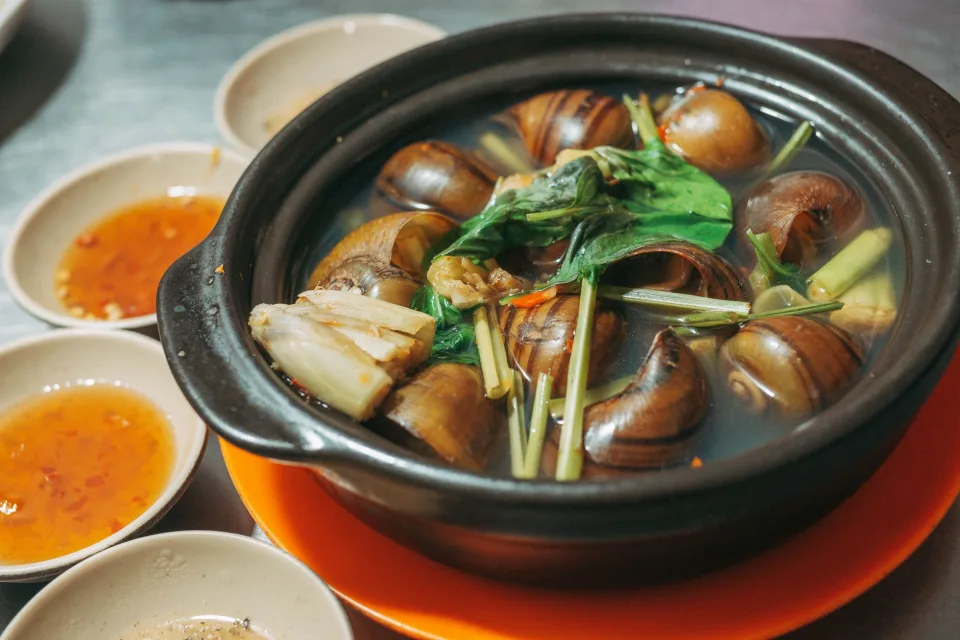 Khu bàn trong nhà